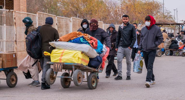 مرحلون من إيران يصلون إلى معبر إسلام قلعة الحدودي في غرب أفغانستان.